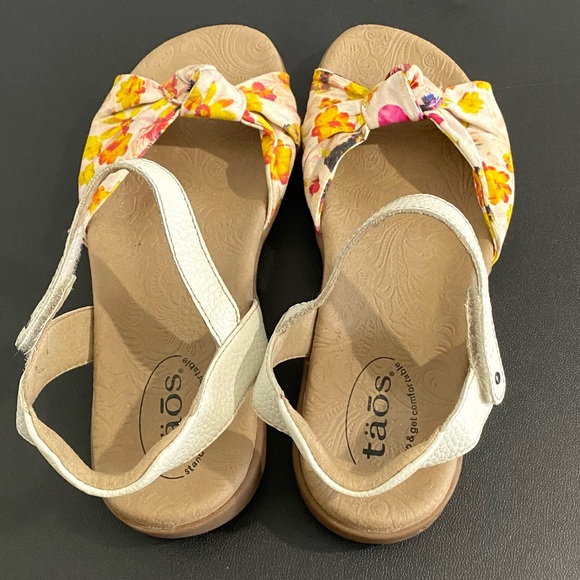 Taos White Floral Sandals Size 8 Like New - Picture 8 of 12